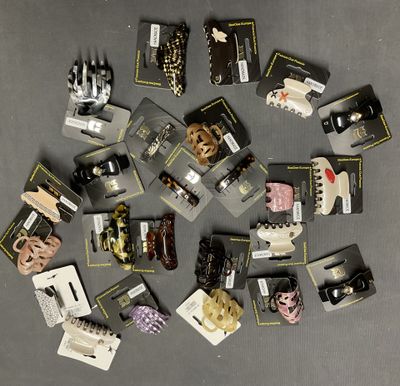 tout un tas de barrettes de toutes sortes posées sur une table