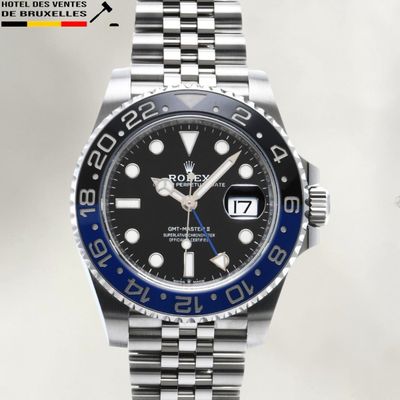 un gros plan d'une montre-bracelet dotée d'une lunette bleue
