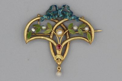 une broche en or ornée de fleurs et de feuilles
