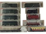 beaucoup de petits trains qui sont dans une boîte