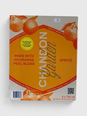 une photo d'une brique de jus d'orange posée sur une table blanche
