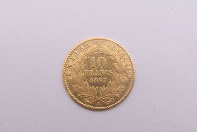une image d'une pièce d'or sur une surface blanche