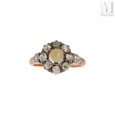 un gros plan d'une bague en diamant et en or sur fond blanc