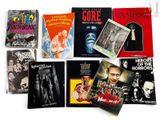 un grand nombre de livres posés sur une table
