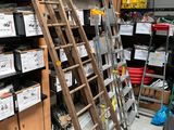 une échelle appuyée contre un mur dans un magasin