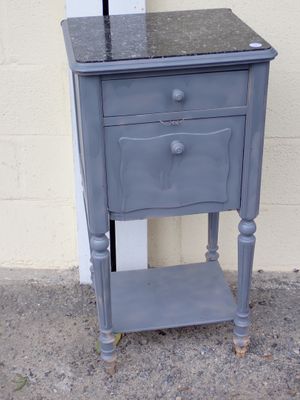 Table de chevet laquée gris, 1 tiroir en ceinture, porte pou…