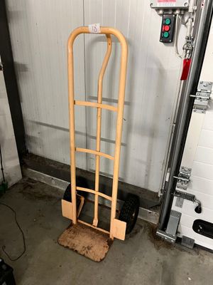 un diable avec une échelle dans un garage