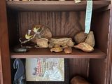 une armoire en bois sur laquelle sont posés de nombreux objets