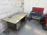 deux bureaux et une chaise dans une pièce