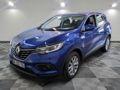 une voiture bleue est garée sur le sol à carreaux d'un garage
