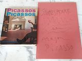 deux livres posés sur une table
