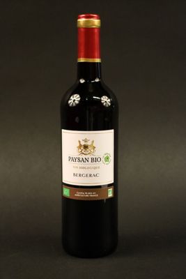 une photo d'une bouteille de vin rouge sur fond noir