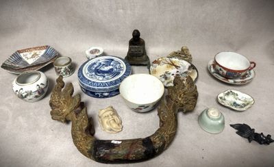 un grand nombre d'objets posés sur une table