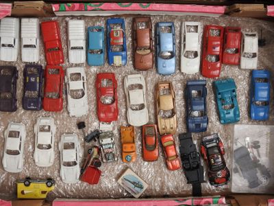 de nombreuses petites voitures dans une boîte posée sur une table