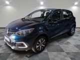 la voiture bleue est garée sur un sol en damier dans le garage