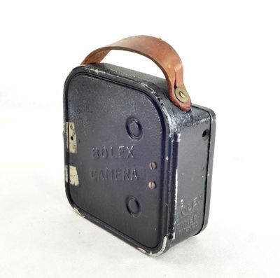 une petite valise noire avec une poignée en cuir sur un fond blanc