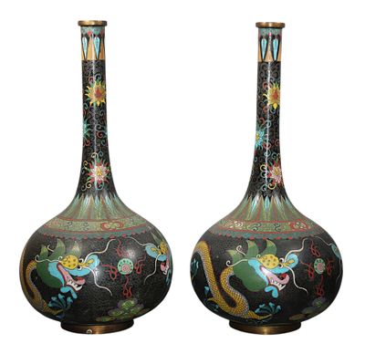 paire de vases chinois à cloisonnés ornés de têtes de dragon et de fleurs