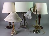 Trois lampes sont posées sur une table et sont équipées d'un abat-jour.