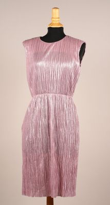 une robe rose sur un mannequin, un mannequin, un mannequin, un mannequin, un mannequin, un mannequin, un mannequin, un mannequin, un mannequin