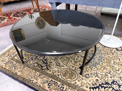 Table basse, le plateau en verre, style moderne