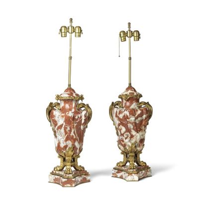 paire d'urnes du XIXe siècle, ornées de montures en bronze doré et en bronze doré à l'ormolu, de fabrication française