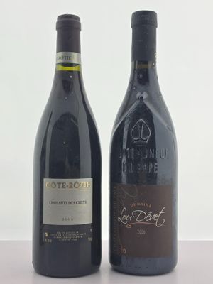 deux bouteilles de vin posées l'une à côté de l'autre sur une table