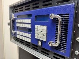 un gros plan sur un panneau de commande bleu et noir