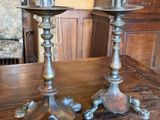 deux bougies posées sur une table en bois