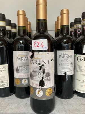 plusieurs bouteilles de vin sont alignées sur un comptoir