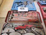 un grand nombre d'outils posés sur une table