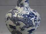 un vase bleu et blanc orné d'un dragon