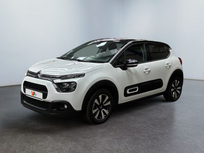 Une Citroën blanche est garée dans une pièce blanche