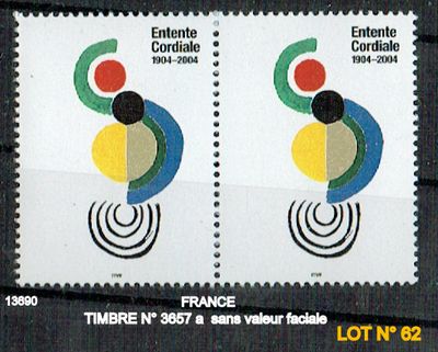 deux timbres aux motifs différents sur un fond noir