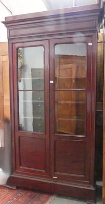 un grand meuble en bois avec des portes en verre dans une pièce