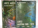 deux livres posés côte à côte sur une table