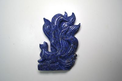 Un renard "à queue flamboyante" sculpté et poli en lapis-laz…