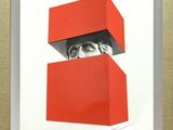 tableau représentant le visage d'une femme qui pointe hors d'une boîte rouge