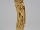 une figurine ancienne en ivoire sculpté représentant une femme tenant un bébé dans ses bras