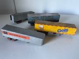 Plusieurs camions miniatures sont alignés sur une table