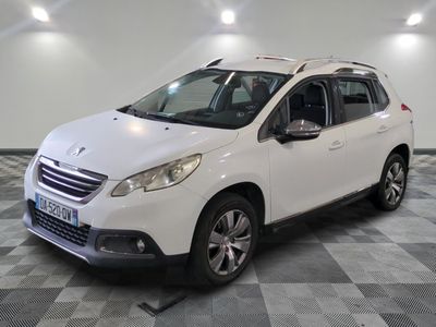 la petite voiture blanche est garée dans une grande pièce