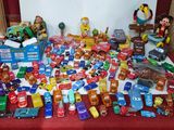 beaucoup de jouets posés sur une table