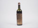 une bouteille de vin posée sur une table