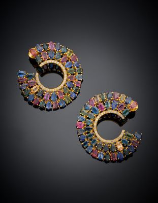 une paire de boucles d'oreilles multicolores sur fond noir