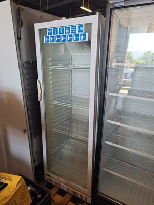 deux réfrigérateurs ouverts dans une pièce
