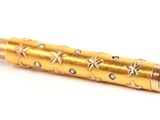 une image représentant un stylo doré orné d'étoiles, posé sur un fond blanc