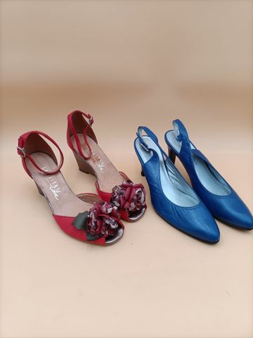 Deux paires de chaussures. Une ESPANITAS Color à bout ouvert en c