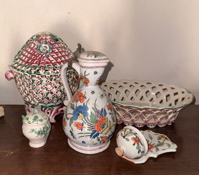 de nombreuses pièces de poterie très variées posées sur une table