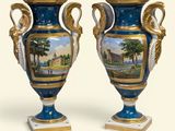 une paire de vases bleus et dorés avec une image de château en arrière-plan