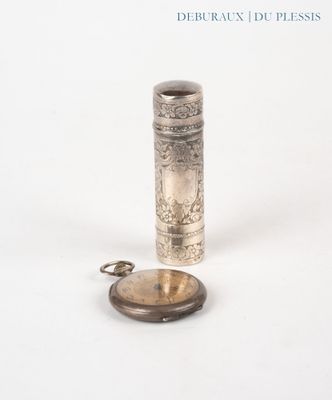 une montre de poche en argent et une autre montre de poche en argent posées sur une surface blanche
