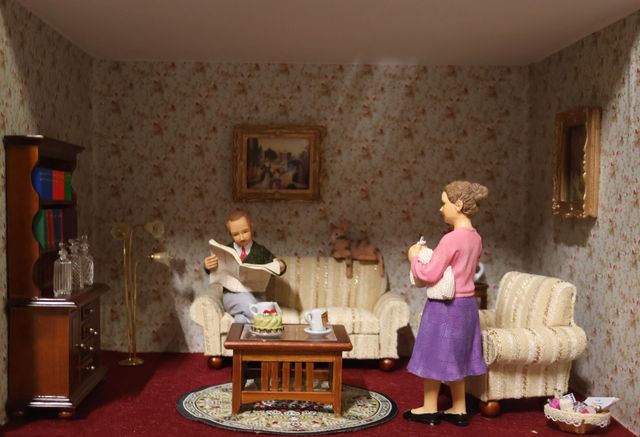Diorama. Composition miniature, dans une vitrine en bois, vitre e...